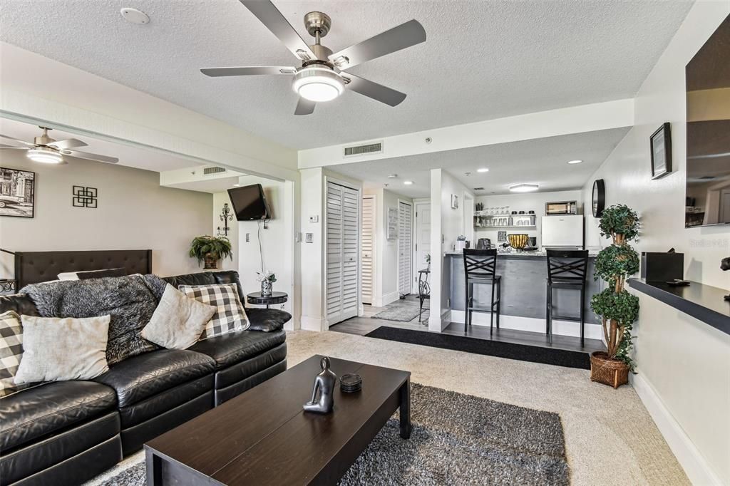 For Sale: $215,000 (1 beds, 1 baths, 610 Square Feet)