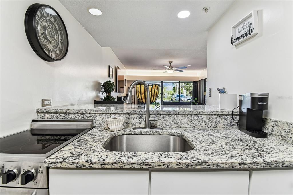 For Sale: $215,000 (1 beds, 1 baths, 610 Square Feet)