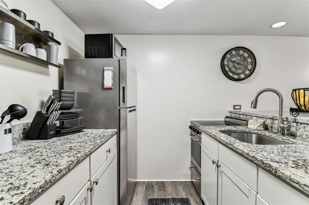 For Sale: $215,000 (1 beds, 1 baths, 610 Square Feet)