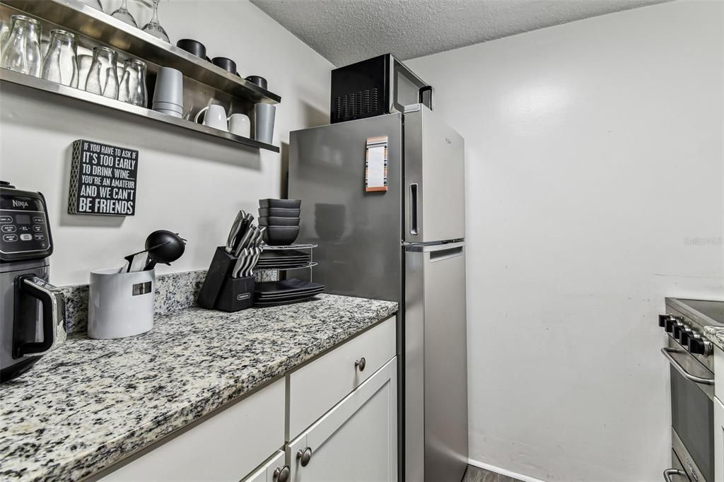 For Sale: $215,000 (1 beds, 1 baths, 610 Square Feet)