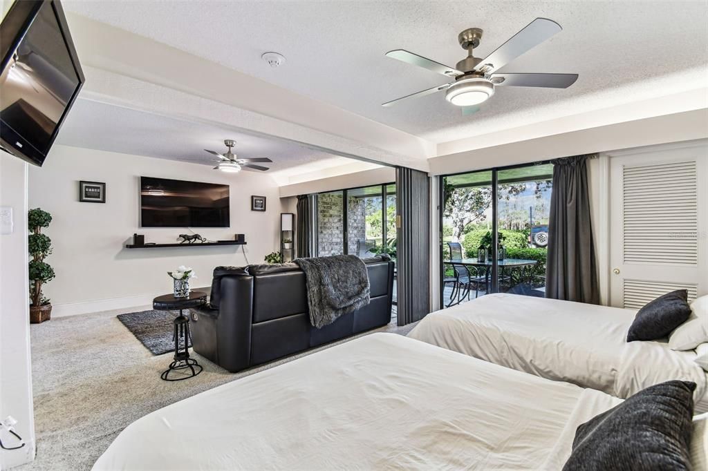 For Sale: $215,000 (1 beds, 1 baths, 610 Square Feet)