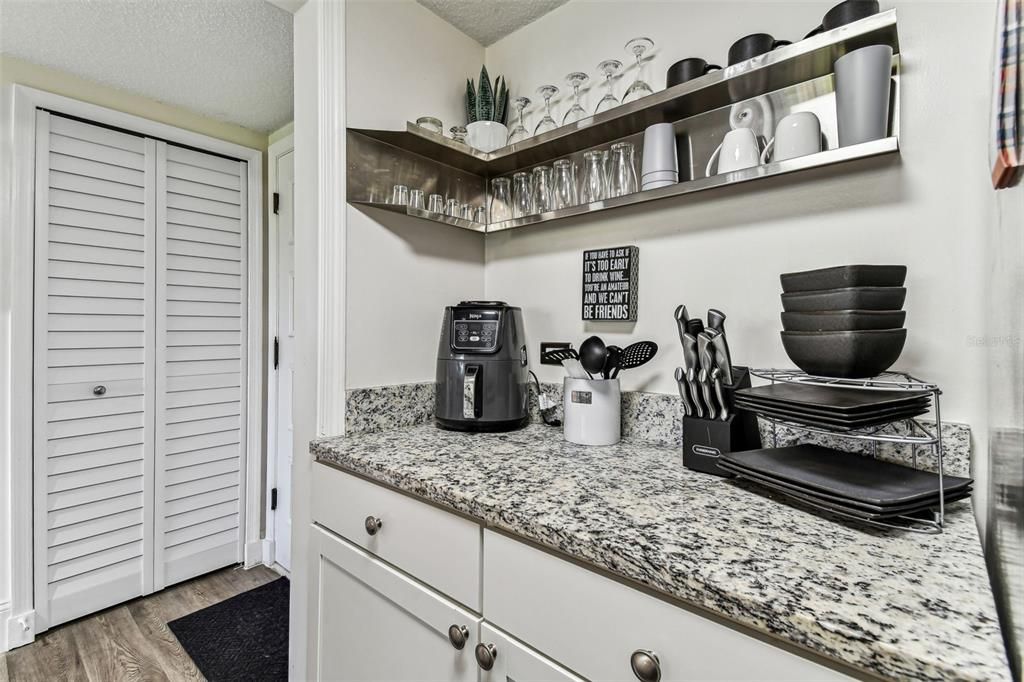 For Sale: $215,000 (1 beds, 1 baths, 610 Square Feet)