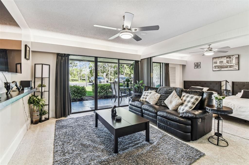 For Sale: $215,000 (1 beds, 1 baths, 610 Square Feet)