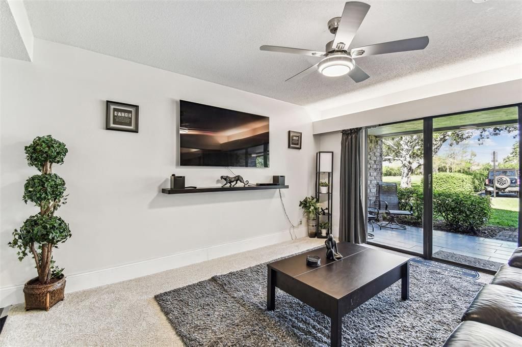 For Sale: $215,000 (1 beds, 1 baths, 610 Square Feet)