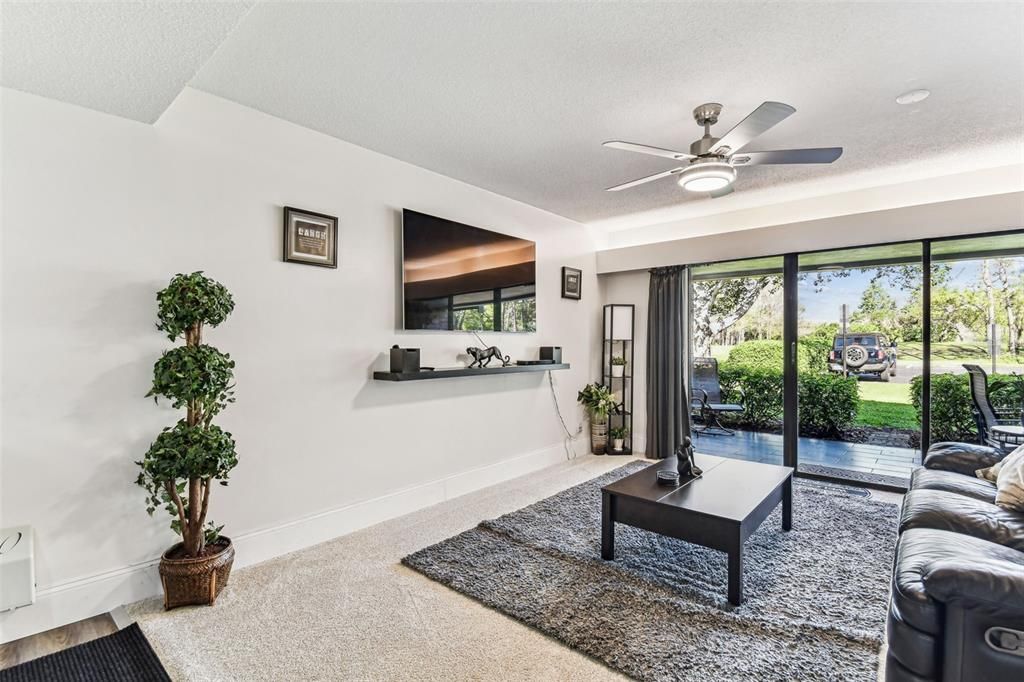 For Sale: $215,000 (1 beds, 1 baths, 610 Square Feet)