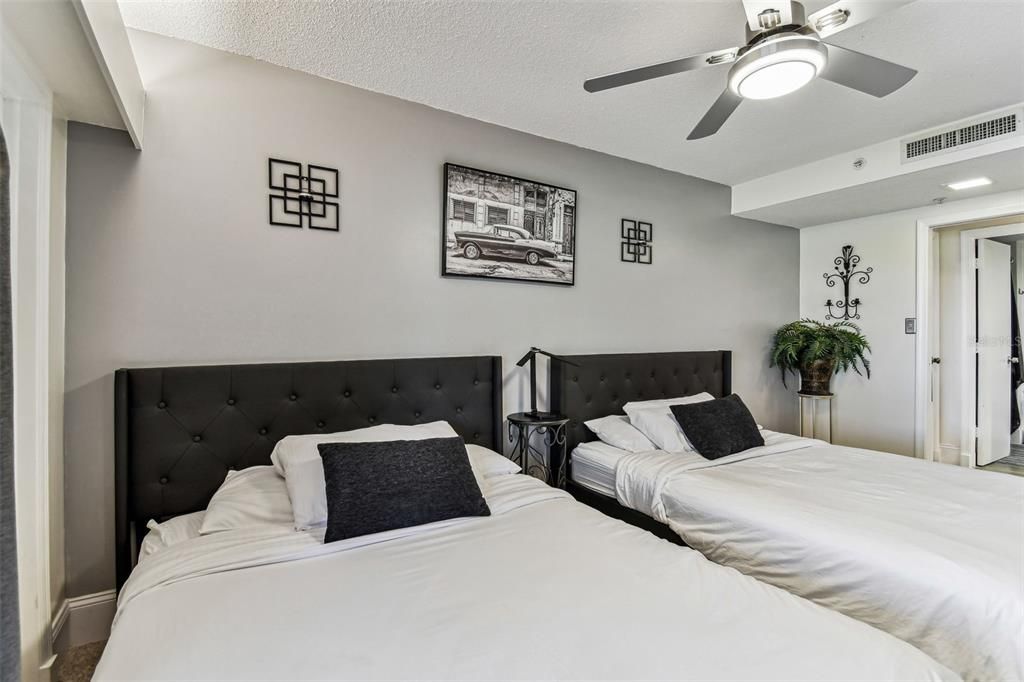 For Sale: $215,000 (1 beds, 1 baths, 610 Square Feet)