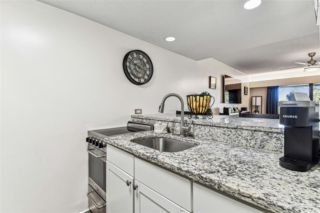 For Sale: $215,000 (1 beds, 1 baths, 610 Square Feet)