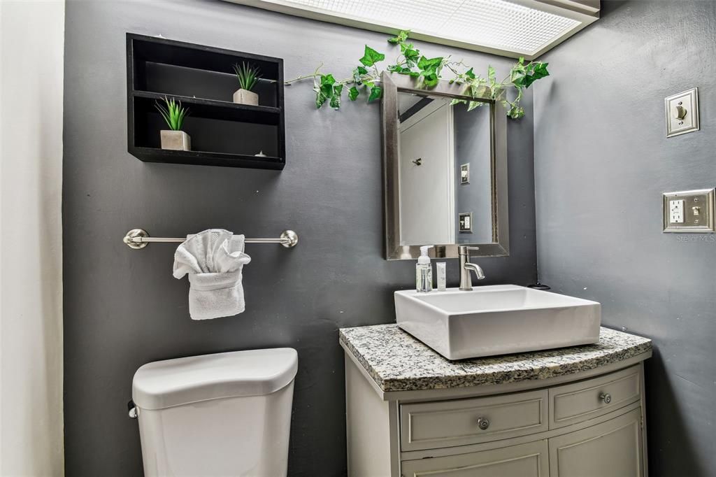 For Sale: $215,000 (1 beds, 1 baths, 610 Square Feet)