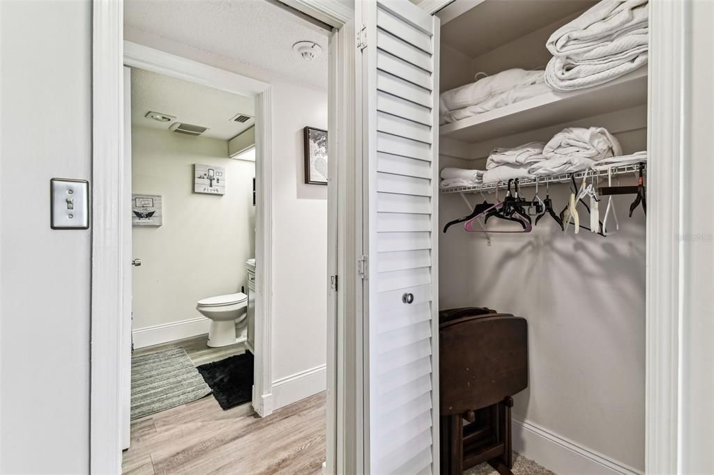 For Sale: $215,000 (1 beds, 1 baths, 610 Square Feet)