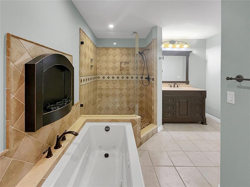 For Sale: $259,000 (2 beds, 2 baths, 1993 Square Feet)