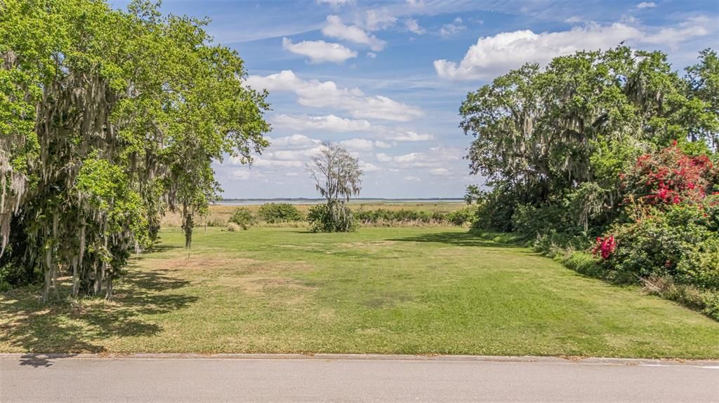 На продажу: $217,500 (0.52 acres)