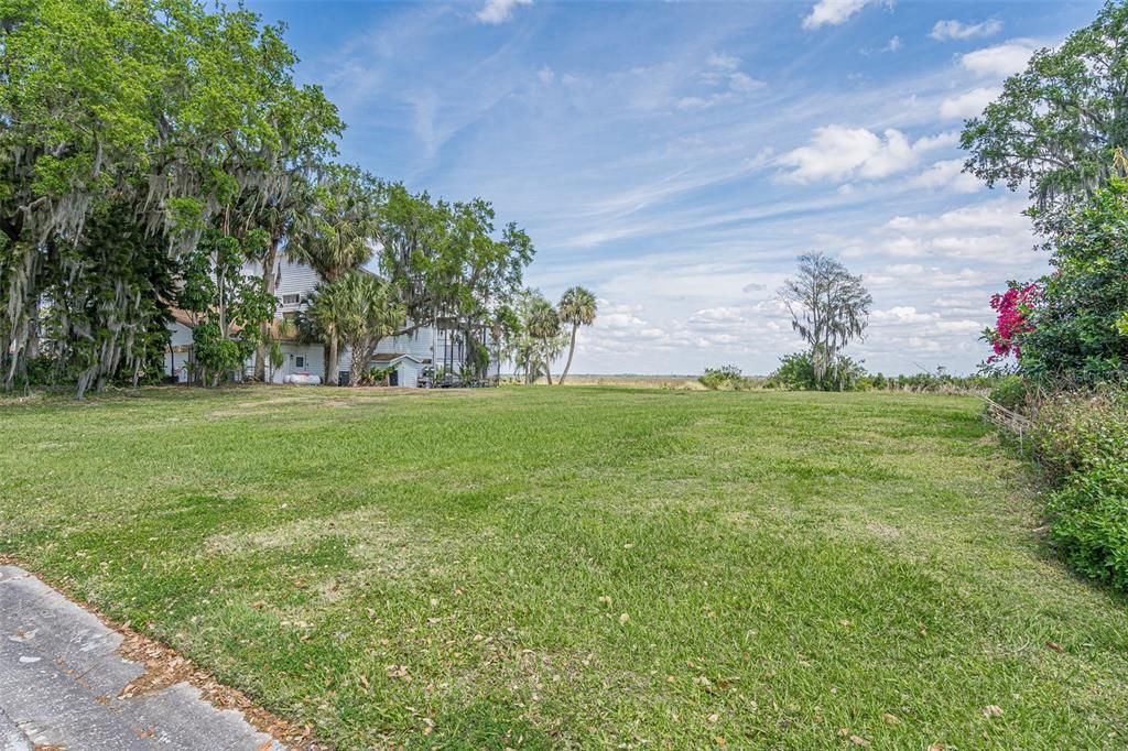 На продажу: $217,500 (0.52 acres)