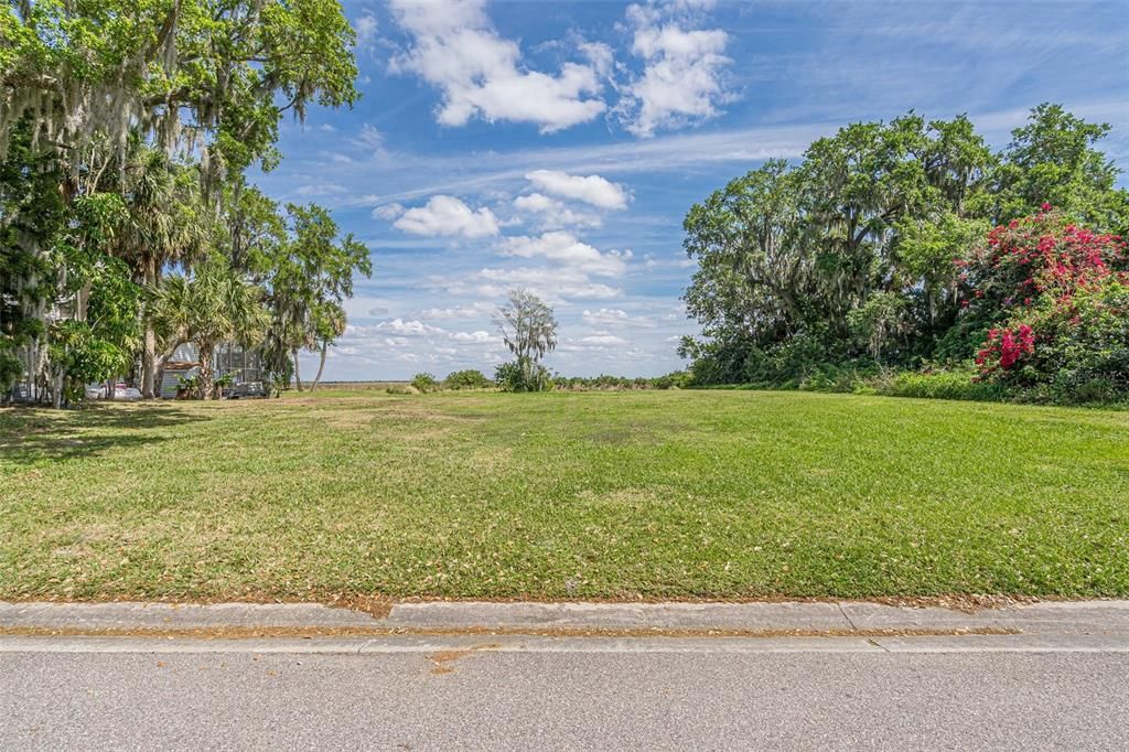 На продажу: $217,500 (0.52 acres)