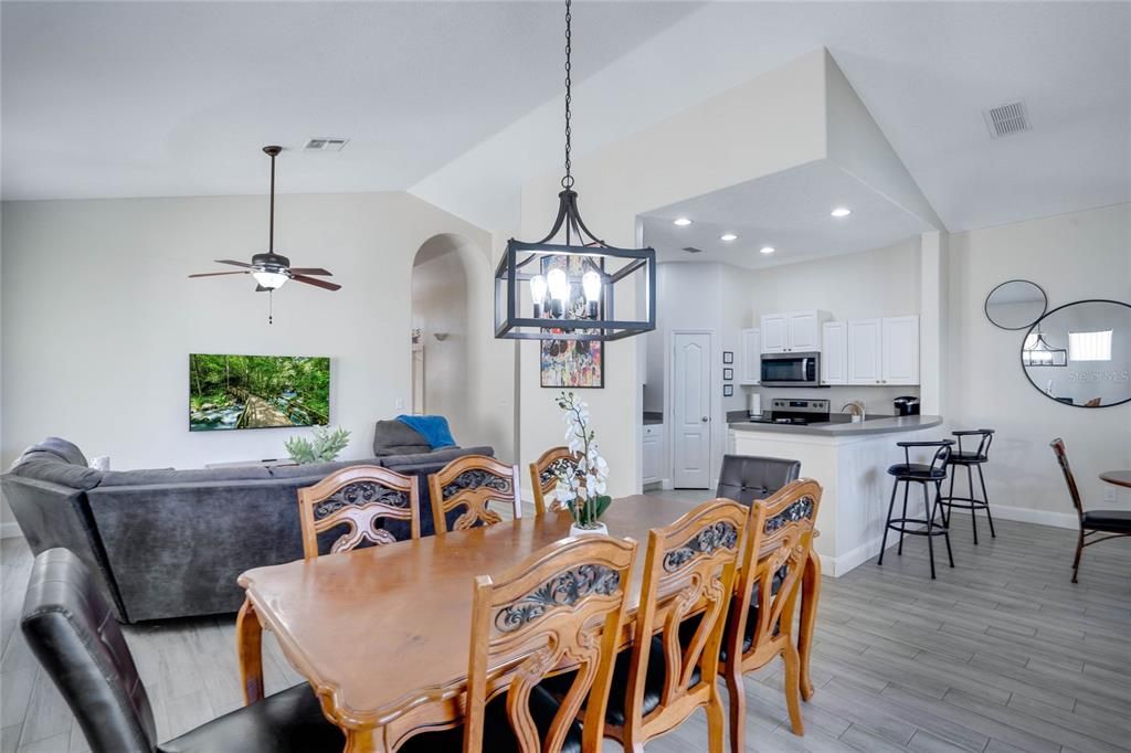 En Venta: $424,900 (4 camas, 3 baños, 1895 Pies cuadrados)