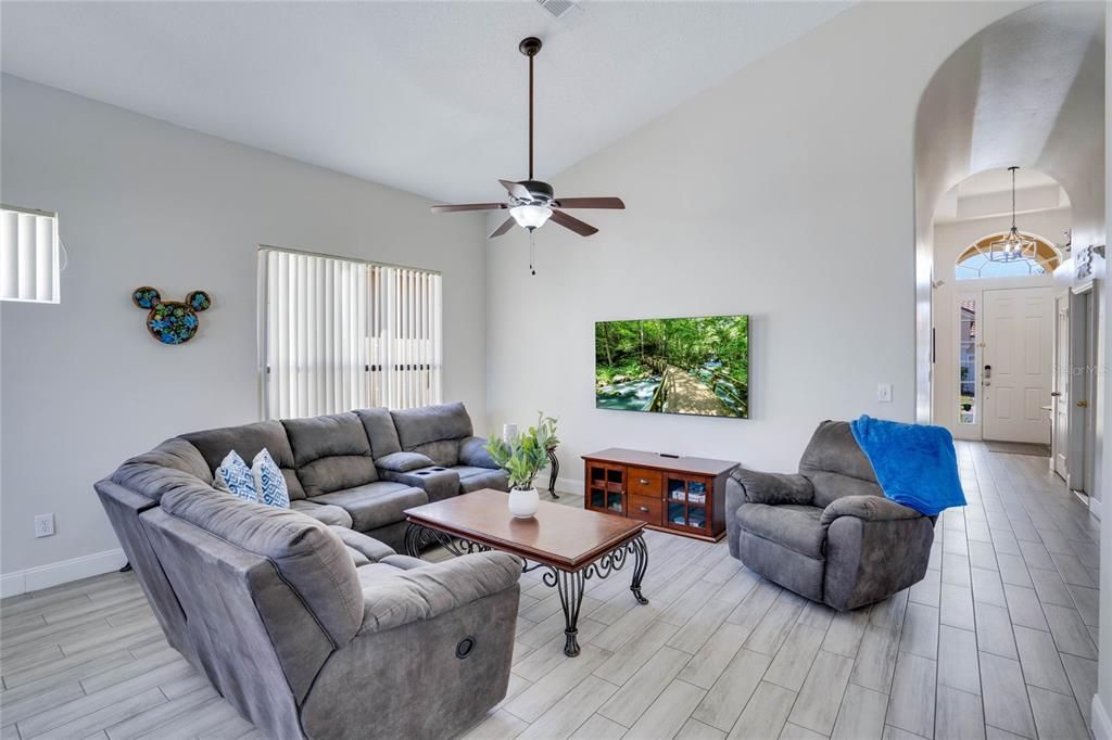 En Venta: $424,900 (4 camas, 3 baños, 1895 Pies cuadrados)