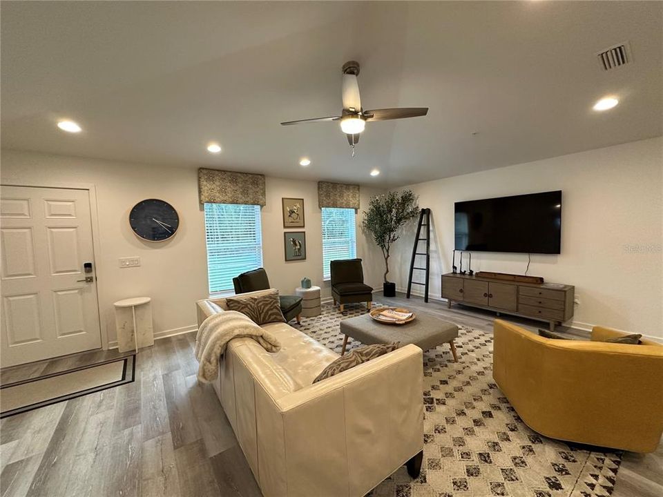 For Rent: $4,950 (3 beds, 2 baths, 1274 Square Feet)