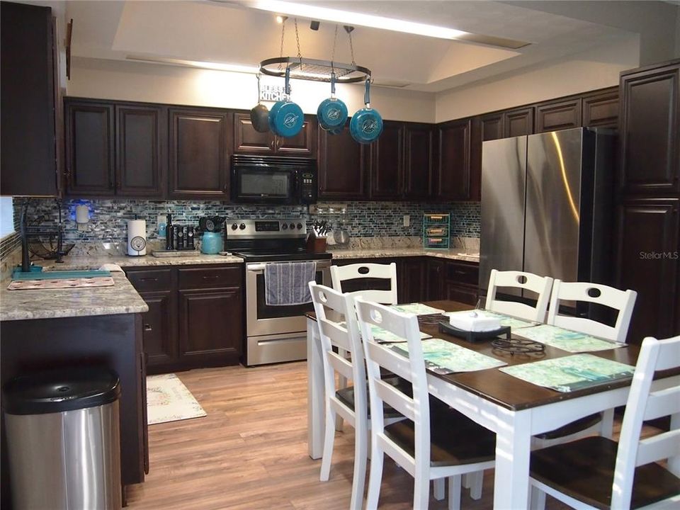 Active With Contract: $399,900 (3 beds, 2 baths, 1222 Square Feet)