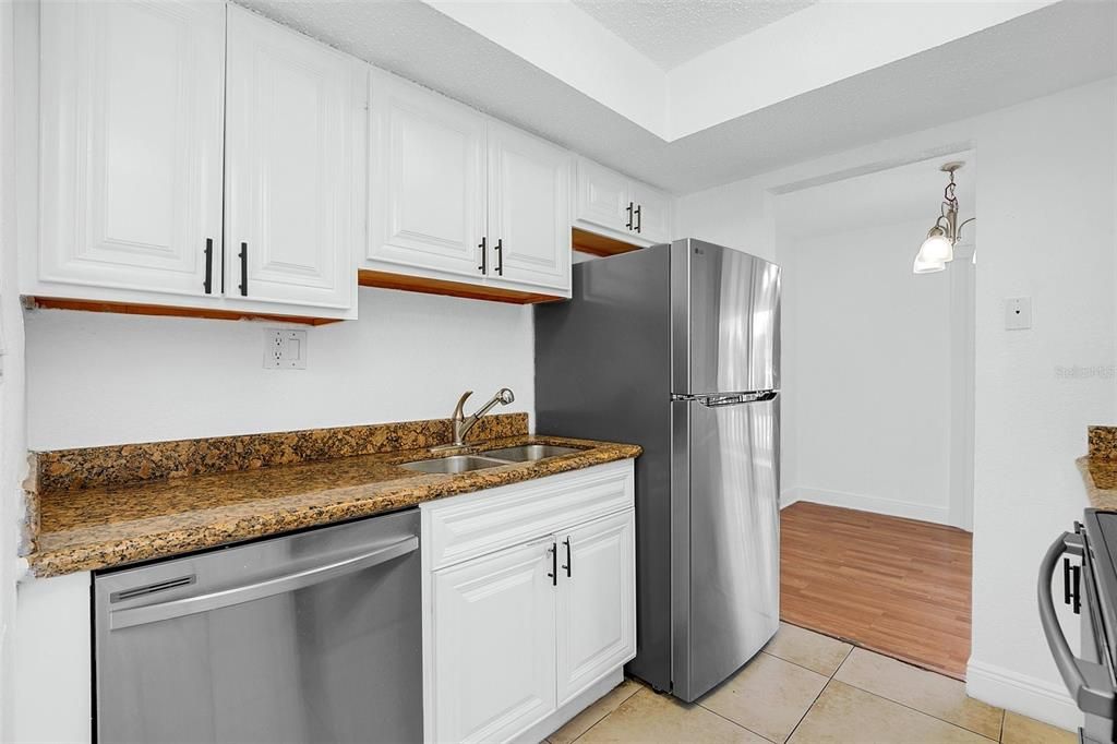 For Sale: $155,000 (2 beds, 2 baths, 976 Square Feet)