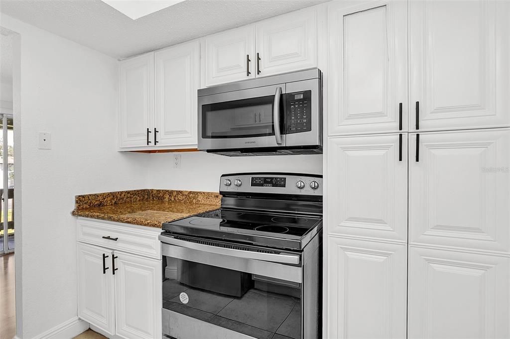 For Sale: $155,000 (2 beds, 2 baths, 976 Square Feet)