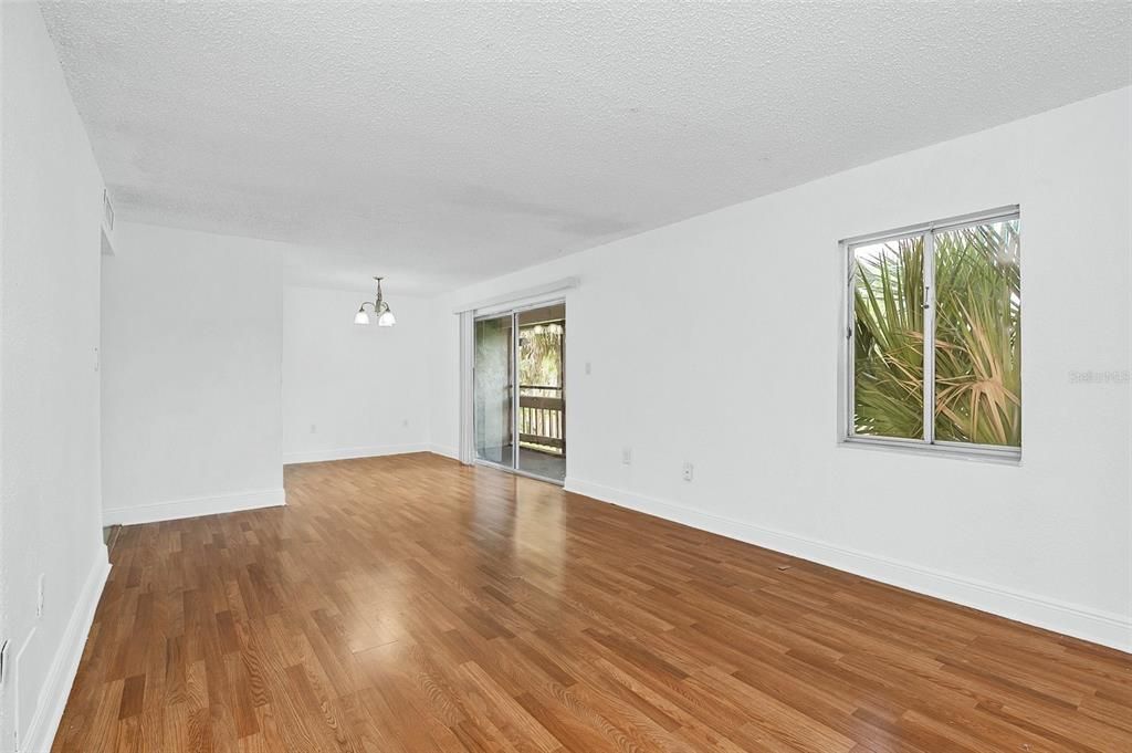 For Sale: $155,000 (2 beds, 2 baths, 976 Square Feet)