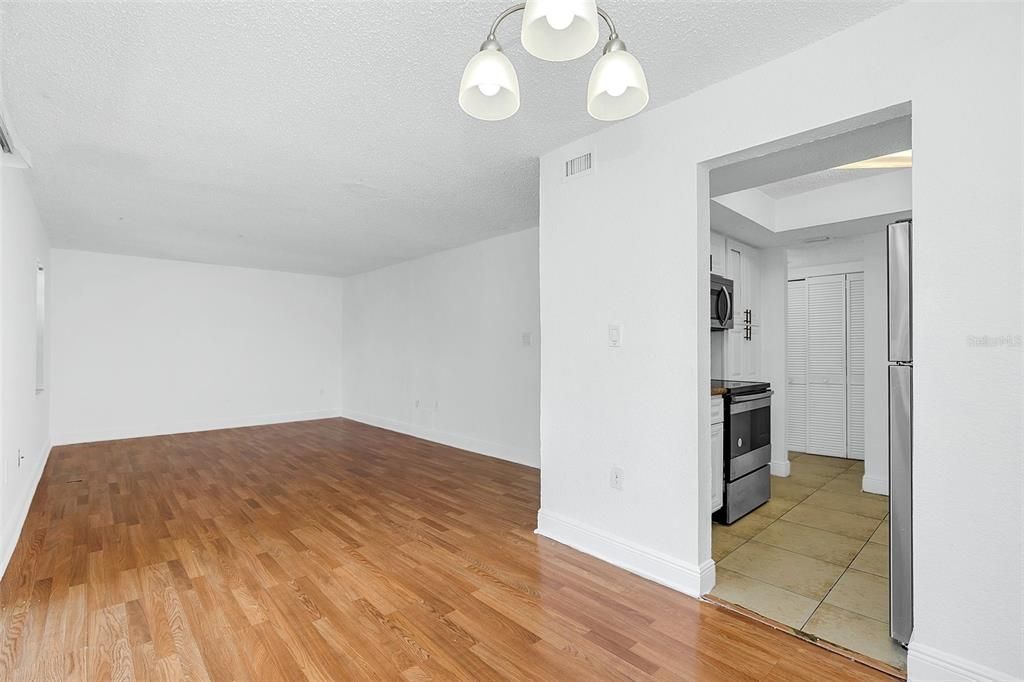 For Sale: $155,000 (2 beds, 2 baths, 976 Square Feet)