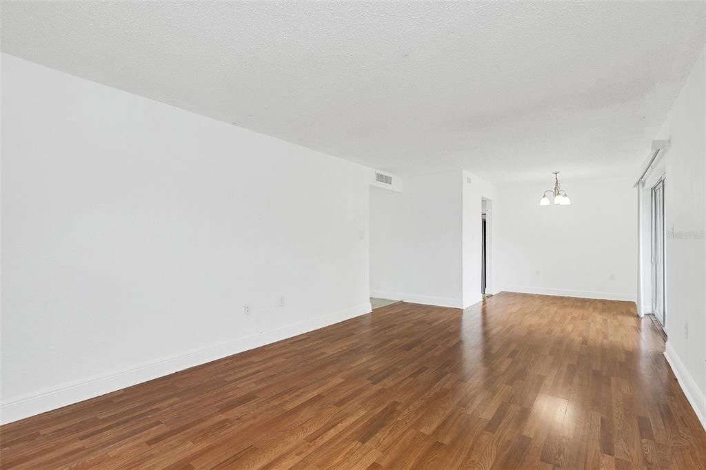 For Sale: $155,000 (2 beds, 2 baths, 976 Square Feet)