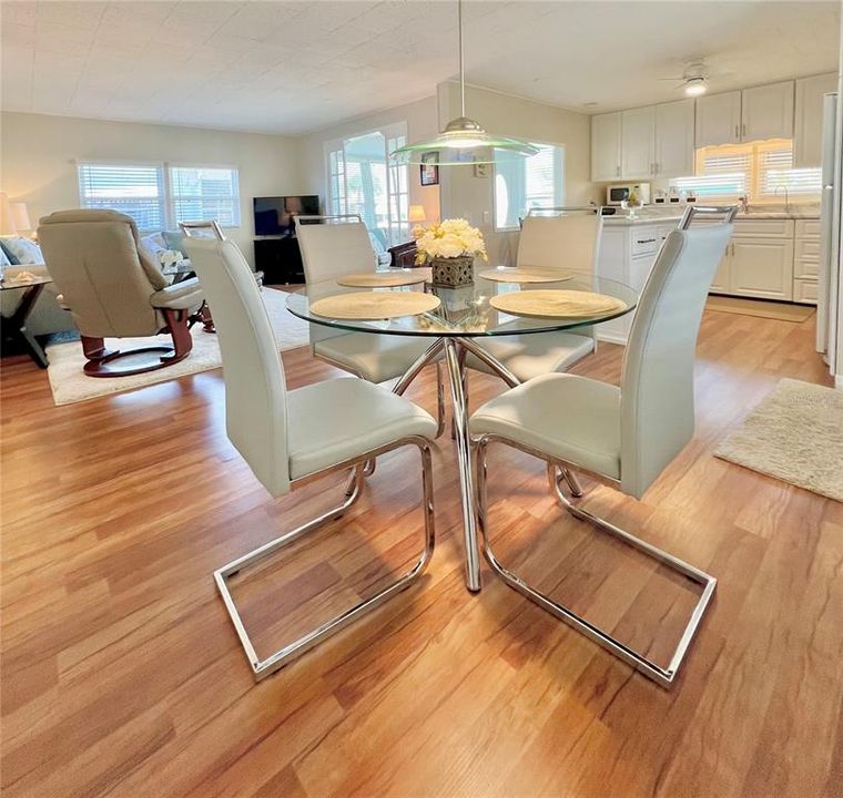 待售: $169,900 (2 贝兹, 2 浴室, 984 平方英尺)