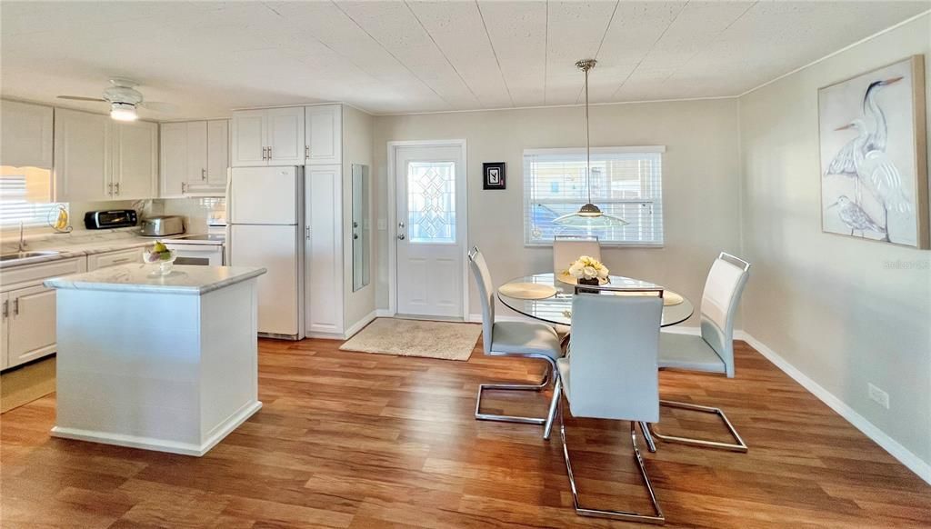 待售: $169,900 (2 贝兹, 2 浴室, 984 平方英尺)