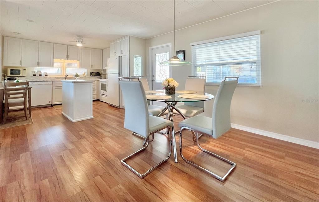 待售: $169,900 (2 贝兹, 2 浴室, 984 平方英尺)