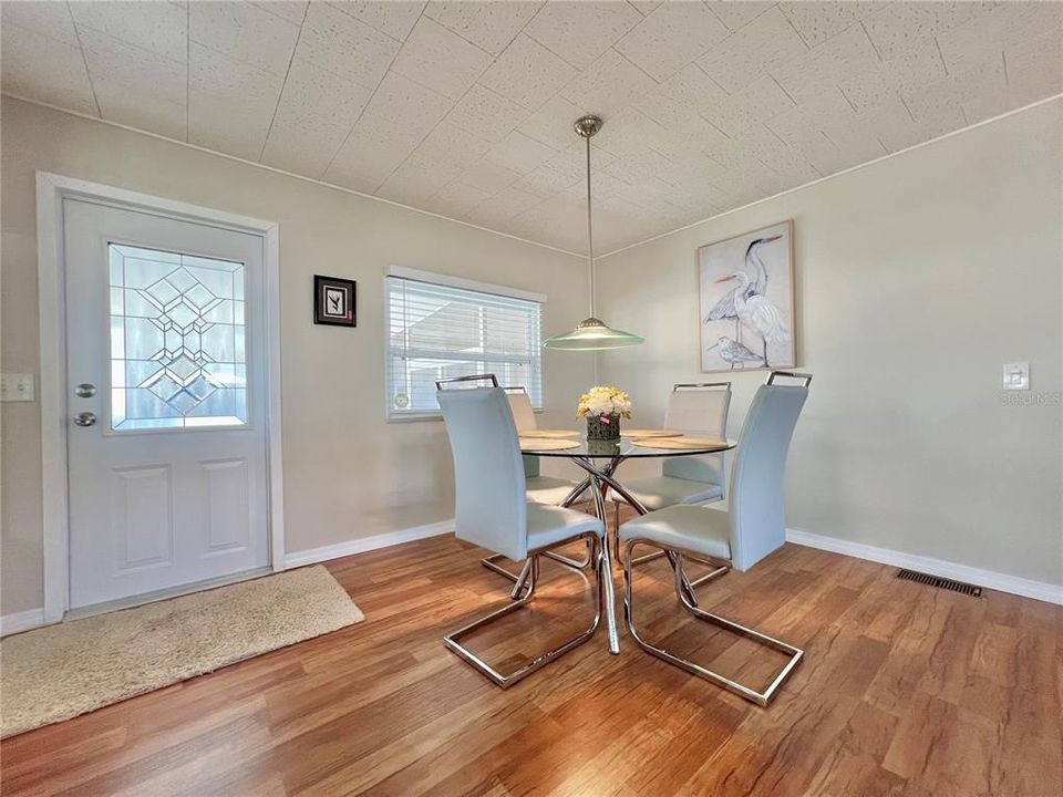 待售: $169,900 (2 贝兹, 2 浴室, 984 平方英尺)