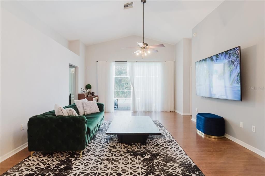 For Sale: $389,900 (4 beds, 3 baths, 1850 Square Feet)