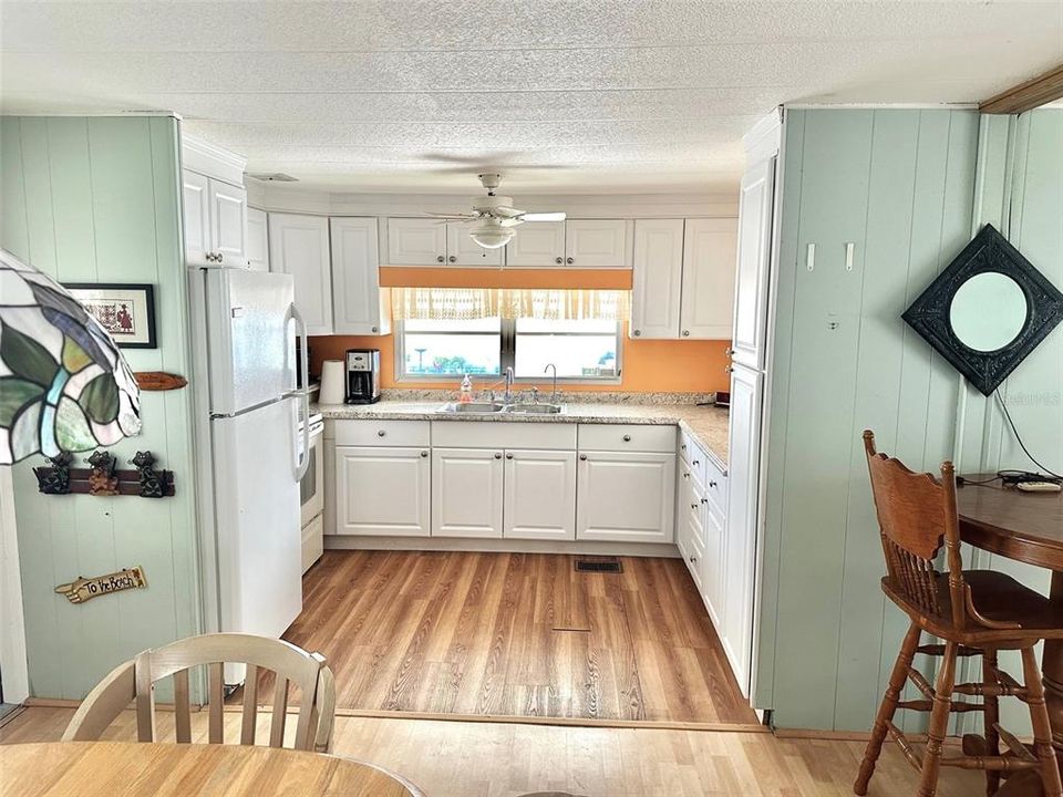 待售: $106,900 (2 贝兹, 2 浴室, 1036 平方英尺)