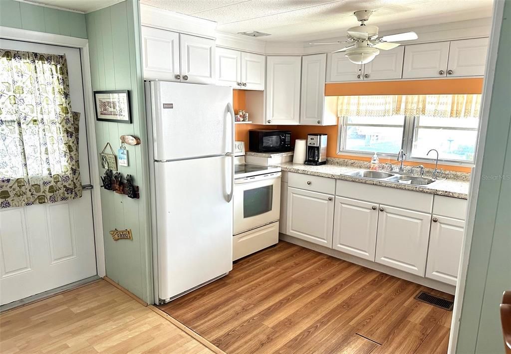 待售: $106,900 (2 贝兹, 2 浴室, 1036 平方英尺)