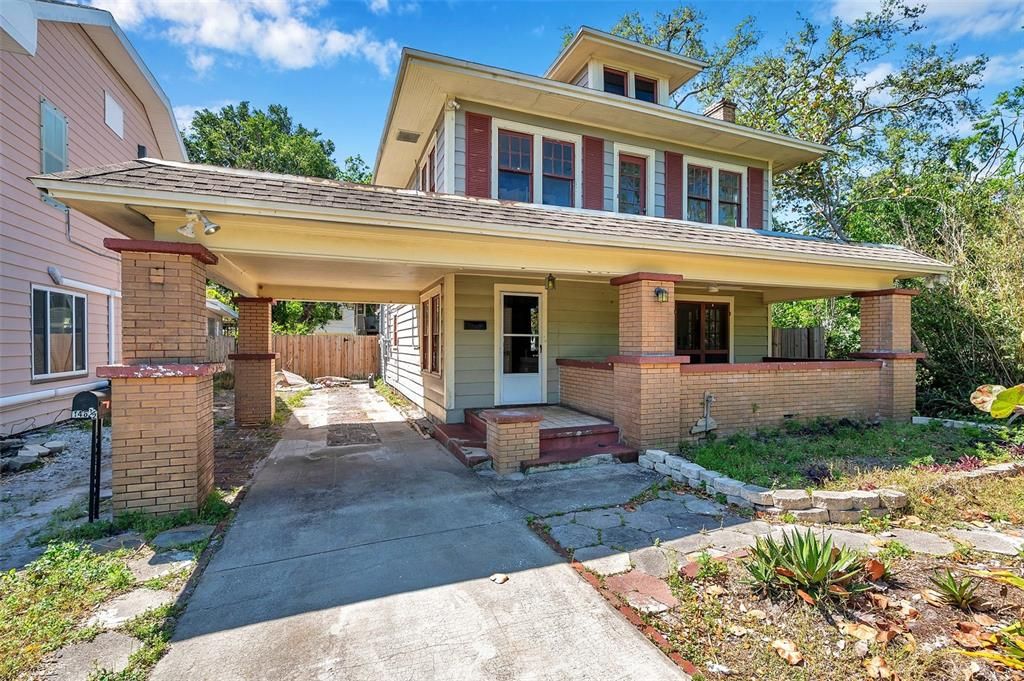 Craftsman style waiting your renovations to become a true beauty.