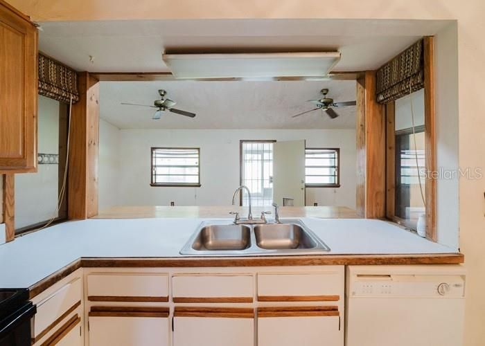 Active With Contract: $275,500 (3 beds, 2 baths, 1959 Square Feet)