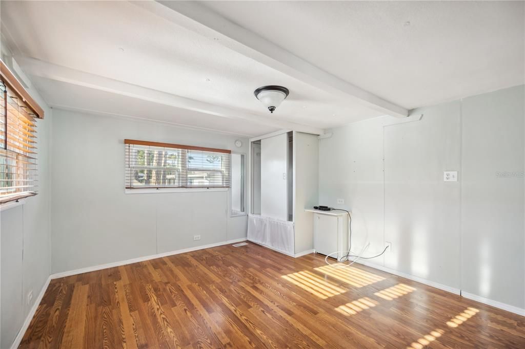 For Sale: $109,000 (1 beds, 1 baths, 576 Square Feet)