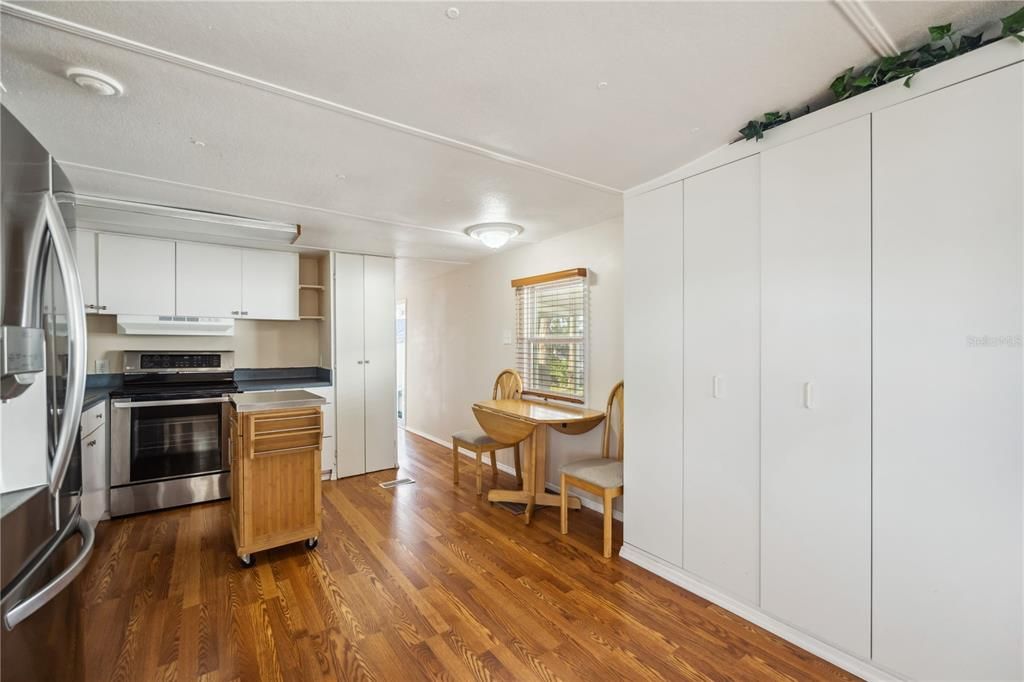 For Sale: $109,000 (1 beds, 1 baths, 576 Square Feet)