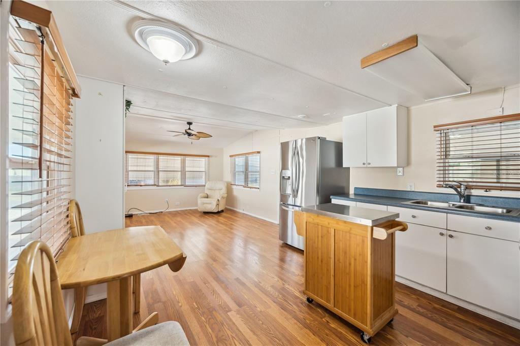 For Sale: $109,000 (1 beds, 1 baths, 576 Square Feet)