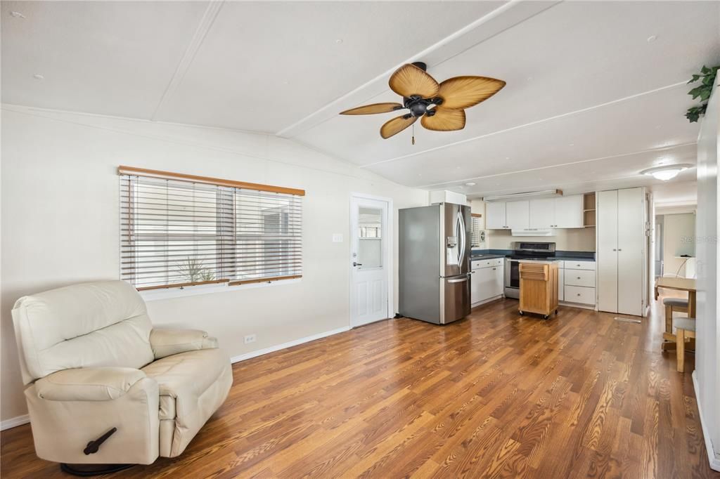 For Sale: $109,000 (1 beds, 1 baths, 576 Square Feet)