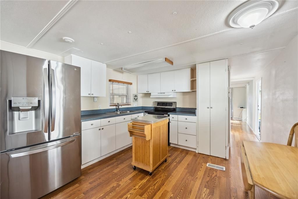 For Sale: $109,000 (1 beds, 1 baths, 576 Square Feet)