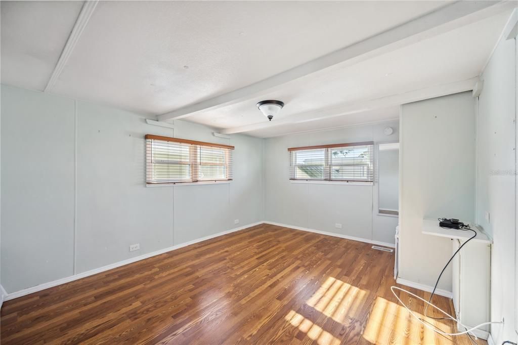 For Sale: $109,000 (1 beds, 1 baths, 576 Square Feet)