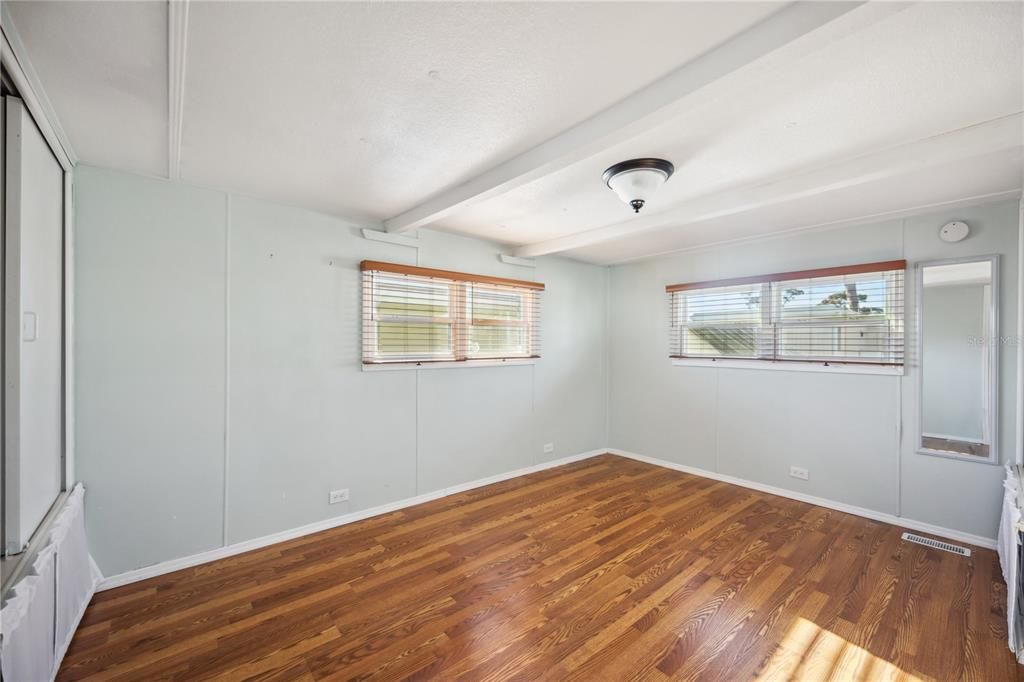 For Sale: $109,000 (1 beds, 1 baths, 576 Square Feet)