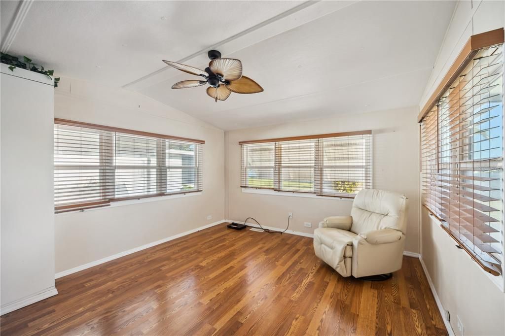 For Sale: $109,000 (1 beds, 1 baths, 576 Square Feet)