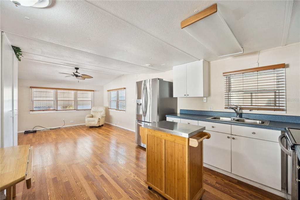 For Sale: $109,000 (1 beds, 1 baths, 576 Square Feet)