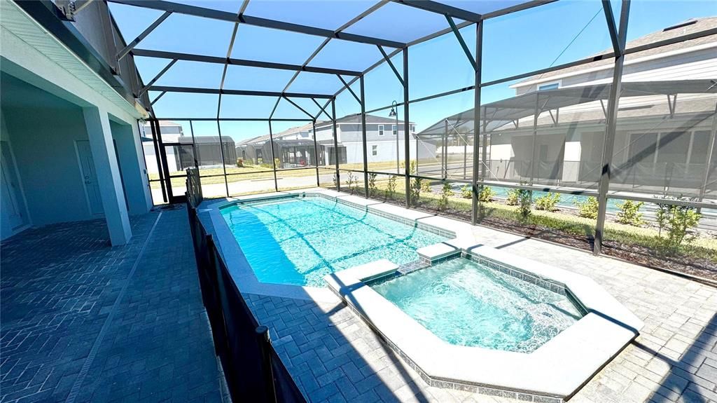 Activo con contrato: $934,900 (10 camas, 8 baños, 4376 Pies cuadrados)