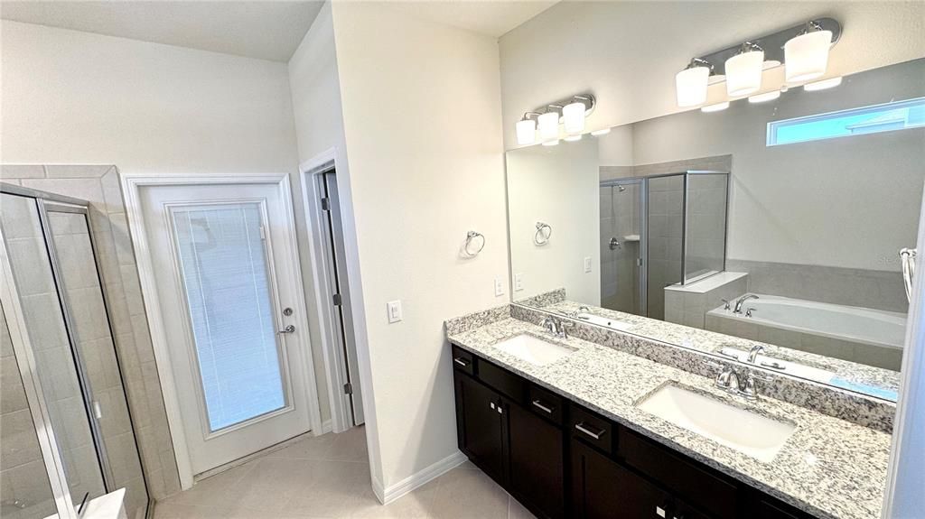 Activo con contrato: $934,900 (10 camas, 8 baños, 4376 Pies cuadrados)