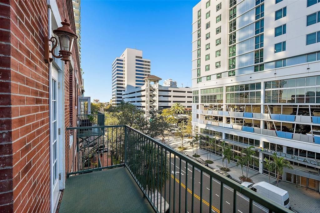 For Sale: $599,000 (2 beds, 2 baths, 1065 Square Feet)