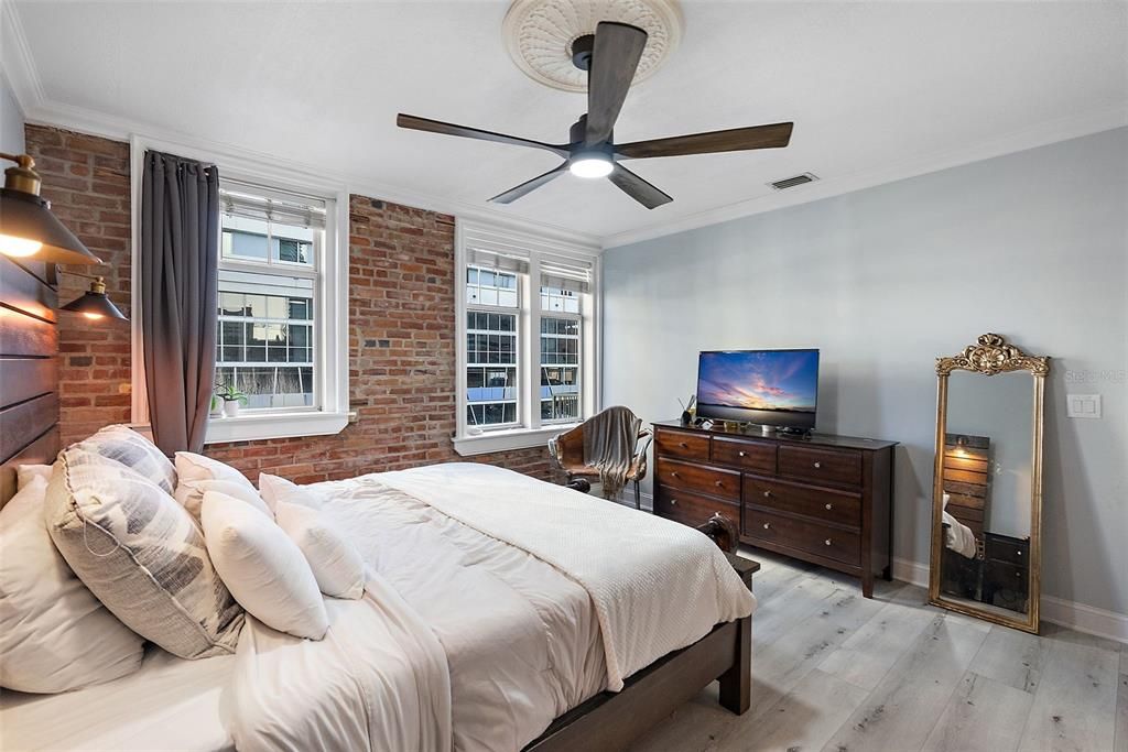 For Sale: $599,000 (2 beds, 2 baths, 1065 Square Feet)