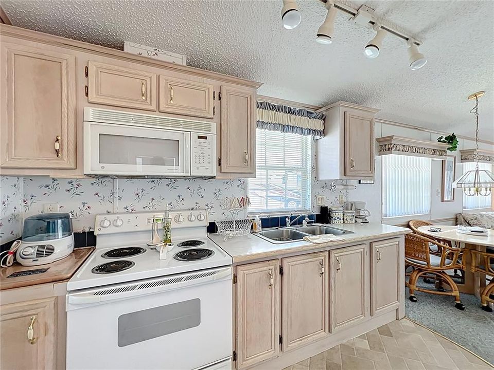 На продажу: $117,000 (1 спален, 1 ванн, 700 Квадратных фут)