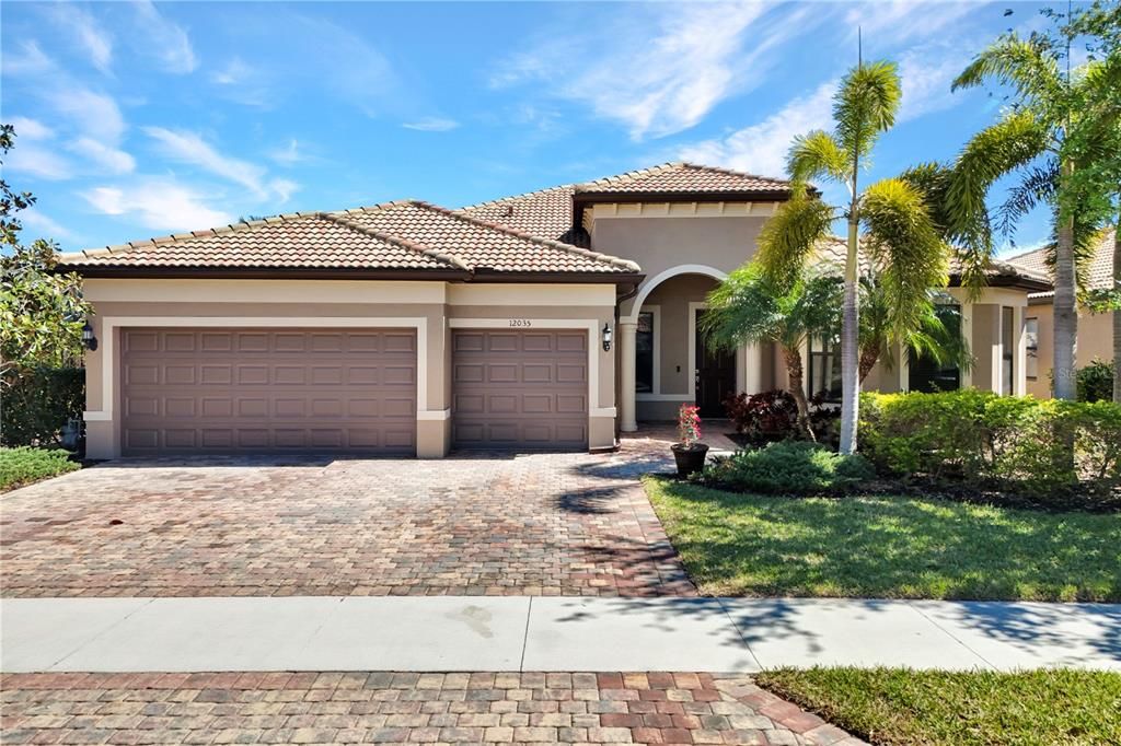 Recently Sold: $640,000 (3 beds, 3 baths, 2490 Square Feet)